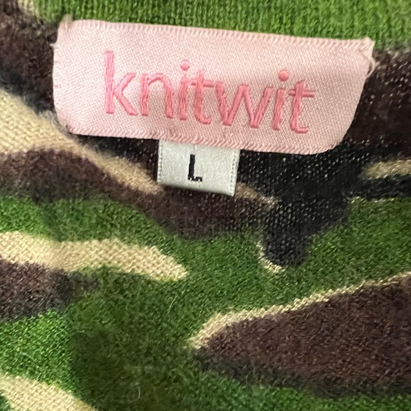 Cashmere camouflage thin v-neck sweater by Knitwit - Picture 3 of 4